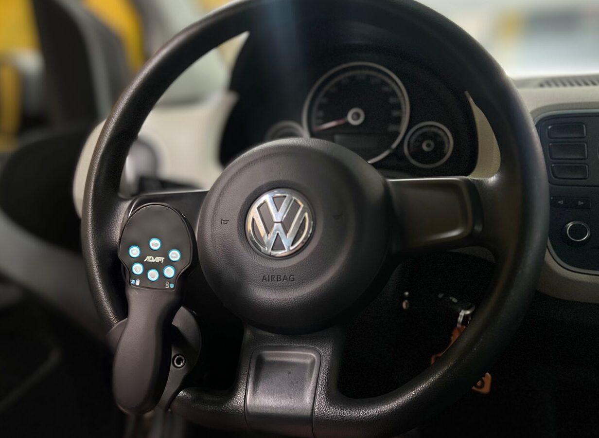 Central de comandos elétricos adaptada ao volante