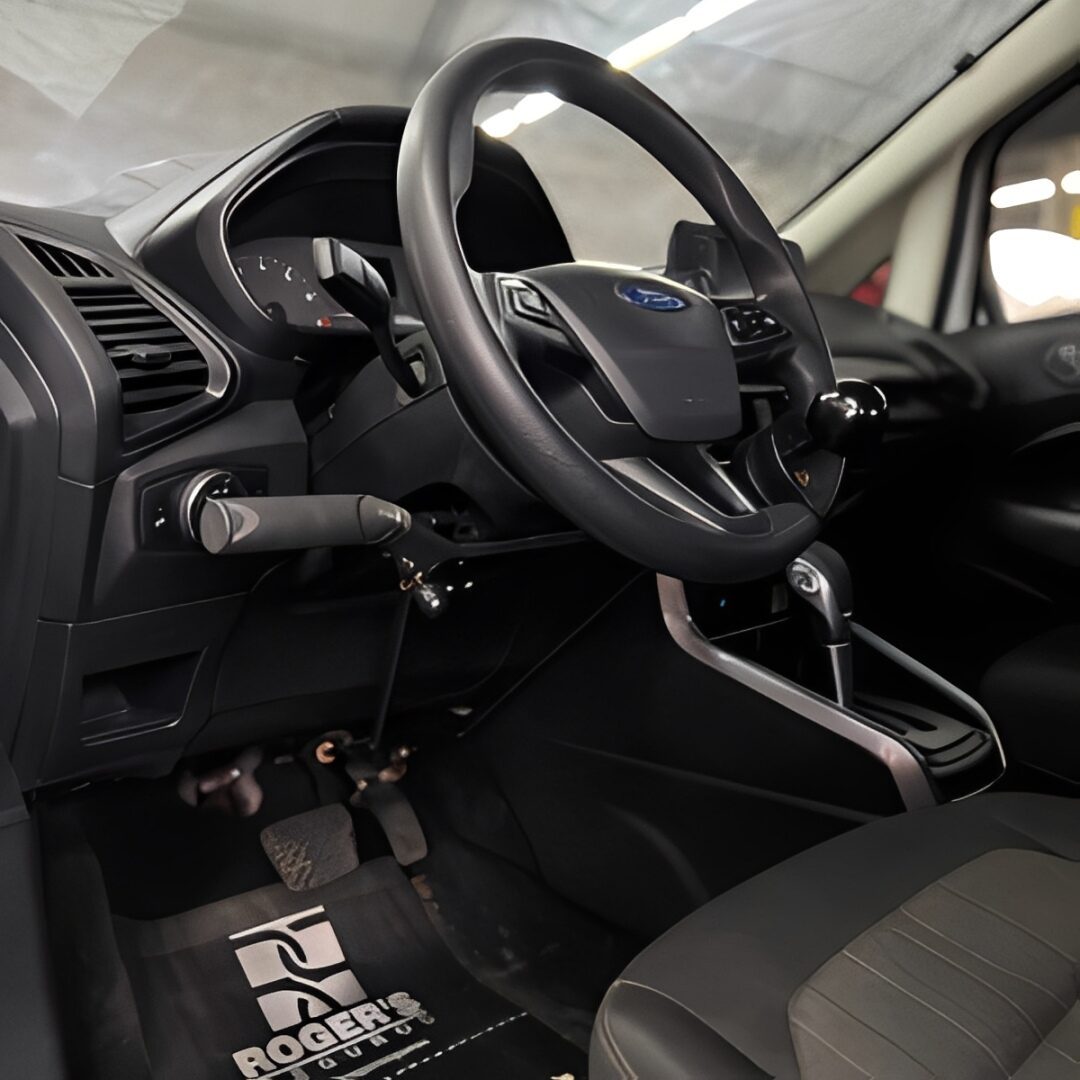 Acelerador e freio manual instalado em veículo